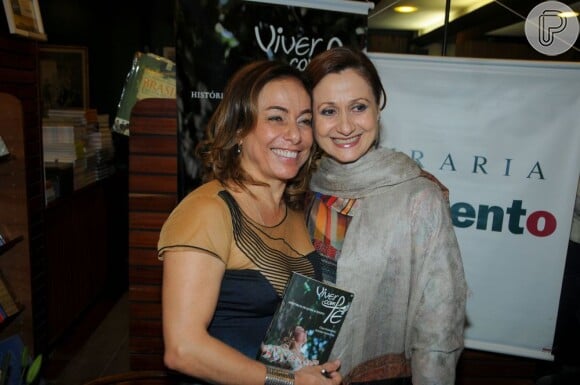 Zezé Polessa, a Berna de 'Salve Jorge', abraça Cissa Guimarães no lançamento do livro 'Viver com fé' em 26 de novembro de 2012