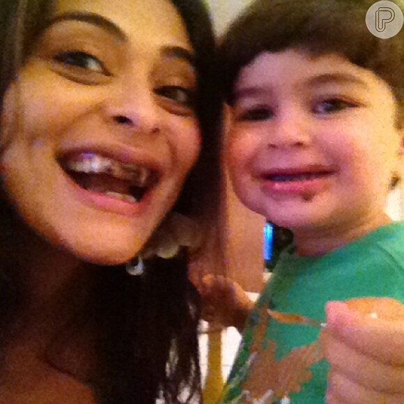 Juliana Paes posa com Pedro, o primogênito, de 2 anos, com os dentes sujos de chocolate no Chá de Bebê de Antônio