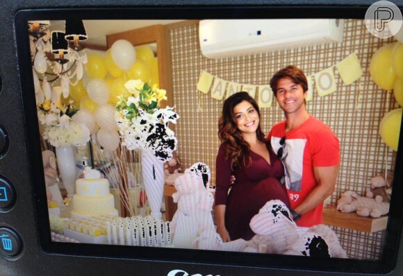 Nos bastidores do chá de bebê, Juliana Paes posou para fotos ao lado do marido, o empresário Carlos Eduardo Baptista