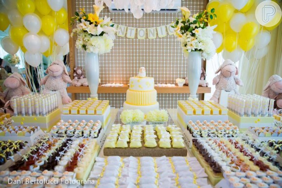Para receber seus convidados, Juliana Paes preparou uma enorme mesa de doces