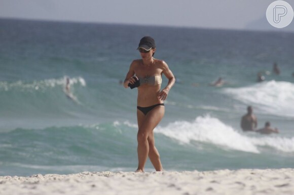 Carla Marins também corre na praia três vezes por semana: 'Não é um exercício sacrificante, amo correr na praia'