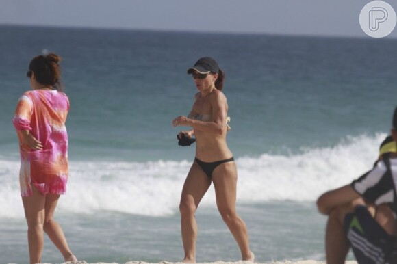 Carla Marins é fotografada com um corpão aos 45 anos