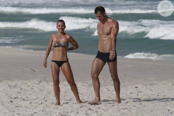 Carla Marins exibiu corpo seco e definido, aos 45 anos, na praia da Barra da Tijuca e conversou com o Purepeople sobre os cuidados que tem com o corpo, nesta segunda-feira, 10 de junho de 2013