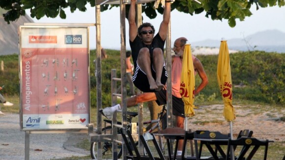 Domingos Montagner se exercita na orla da praia da Barra da Tijuca, no Rio
