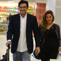 Luciano Szafir e a namorada grávida, Luhanna, exibem aliança em aeroporto