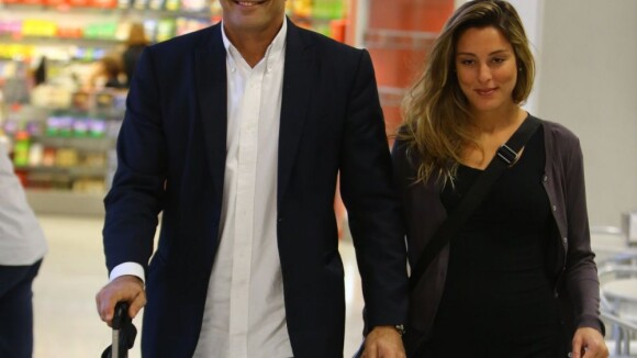 Luciano Szafir e a namorada grávida, Luhanna, exibem aliança em aeroporto