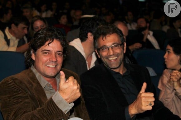 Felipe Camargo e Domingos Montagner sentam juntos em evento, em São Paulo