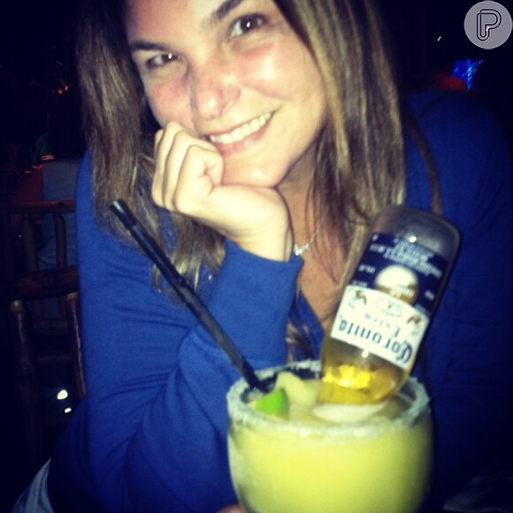 Cristiana Oliveira publica imagem de um drink, em Orlando, nos Estados Unidos