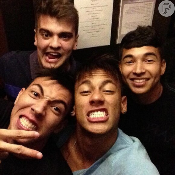 Neymar posa com amigos e faz careta para fotos, em 5 de dezembro 2012