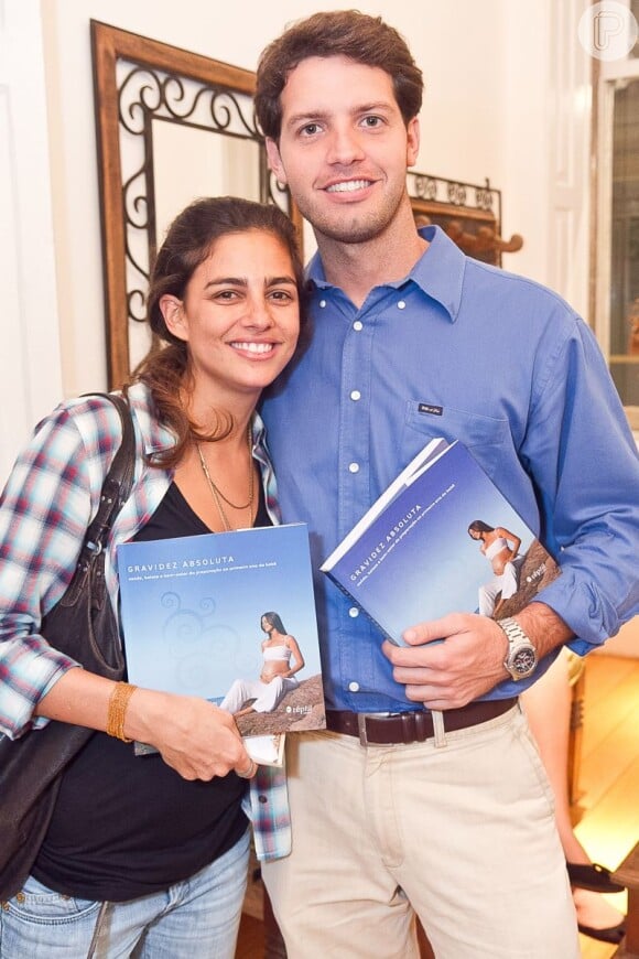 Renata Mader posa com o amigo Felipe Campos no lançamento do livro 'Gravidez Absoluta', no Rio