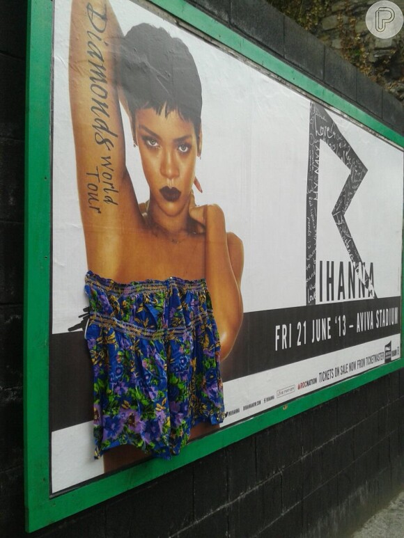 Rihanna tem cartazes de shows censurados na Irlanda. Populares grampearam roupas nos seios desnudosda cantora