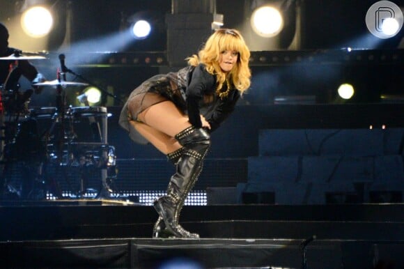 Rihanna faz danças ousadas durante a 'Diamonds Wolrd Tour'