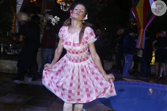 Nivea Stelmann faz pose para a foto na festa junina