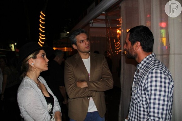 Flávia Alessandra conversa com o marido, Otaviano Costa, e Rodrigo Lombardi,
