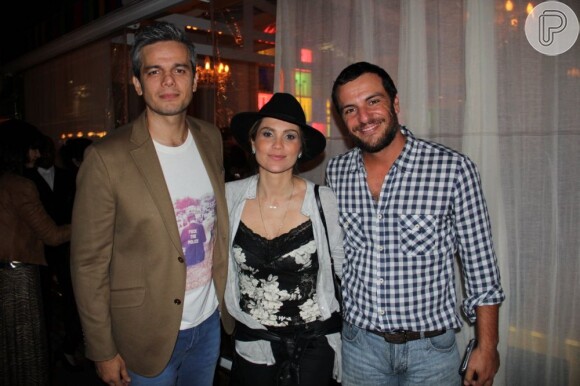 Flávia Alessandra posa ao lado do marido, Otaviano Costa, e de Rodrigo Lombardi, no aniversário de Marcos Pasquim, comemorado na noite de sábado (15)