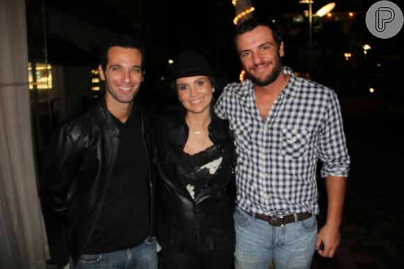 Flávia Alessandra e Rodrigo Lombardi posam com Mohamed Harfouch no aniversário de Marcos Pasquim