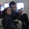Mel Maia posa com Bruno Gagliasso dentro de avião