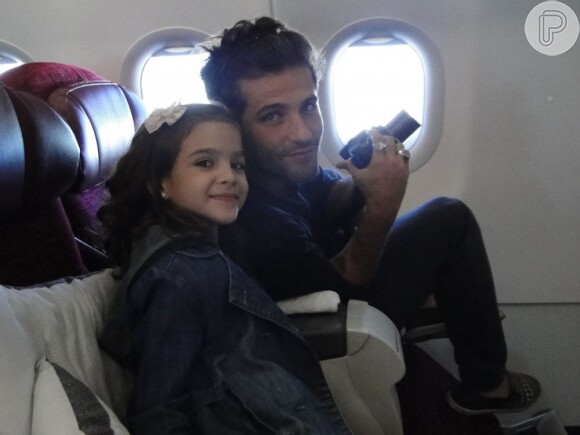 Mel Maia posa com Bruno Gagliasso dentro de avião