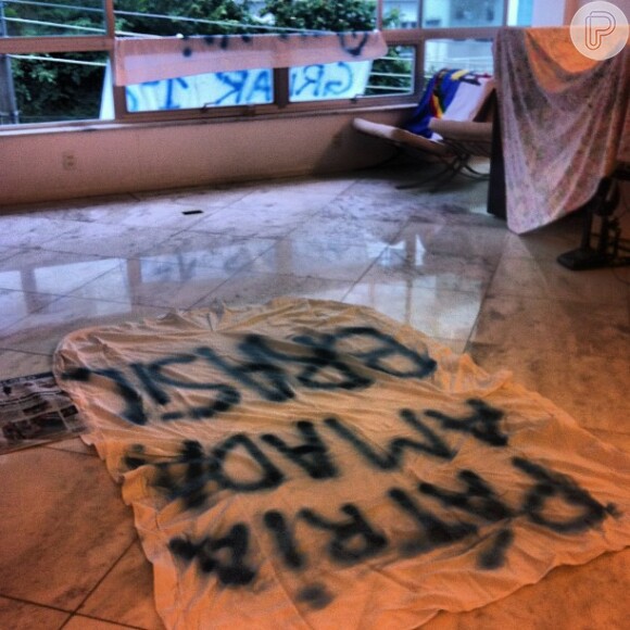 Lua Leça, namorada de Maria Gadú, mostrou faixa pichada por eles para o protesto contra o aumento das passagens de ônibus
