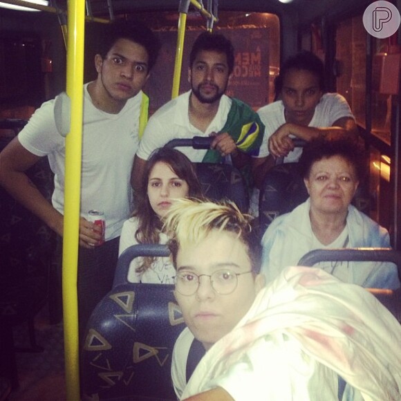 Maria Gadú e os amigos ainda posaram no ônibus, indo para o protesto