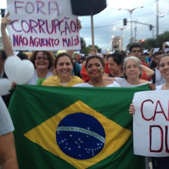 Gaby Amarantos foi às ruas protestar junto com milhares de Brasil