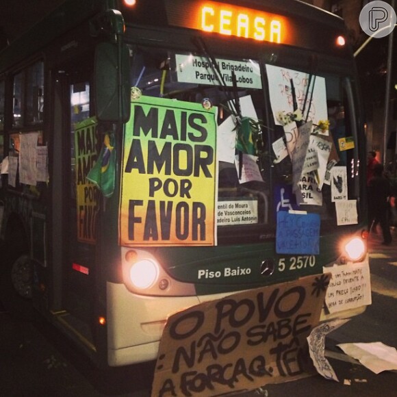 Chay Suede também foi às ruas protestar e publicou uma foto de um ônibus coberto por cartazes