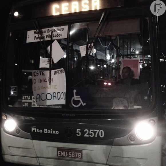 Fernanda Paes Leme também publicou foto de ônibus coberto por cartazes em São Paulo