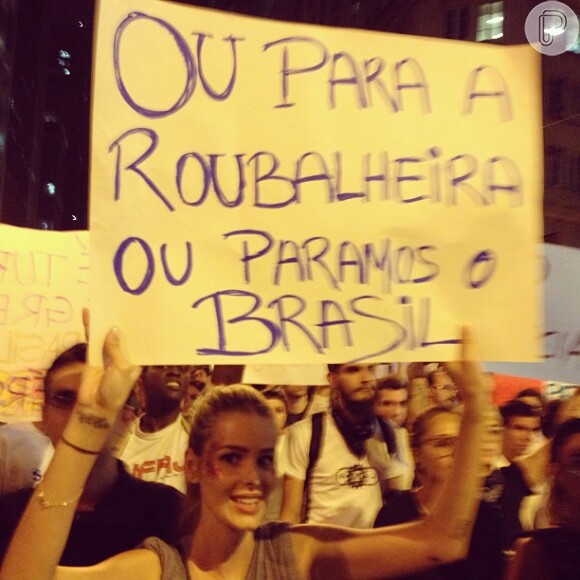 Yasmin Brunet não ficou em casa e foi às ruas do Rio protestar