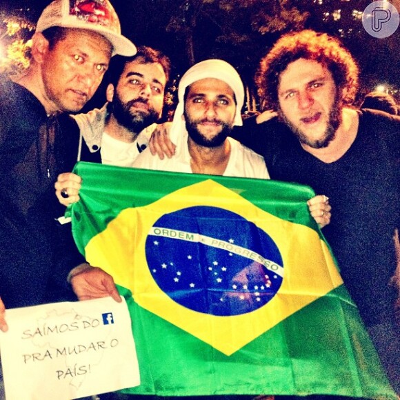 Bruno Gagliasso posa com Otto e amigos durante o protesto no Rio