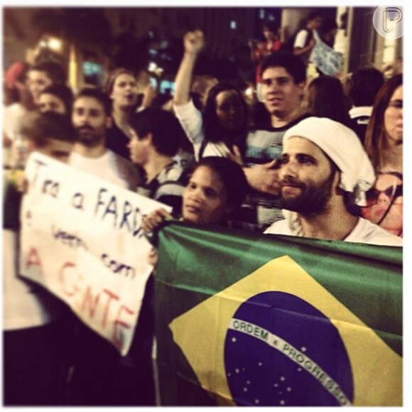 Bruno Gagliasso é flagrado nas ruas do Rio de Janeiro protestando junto com outras 100 mil pessoas
