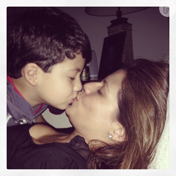 Nivea Stelmann dá beijo carinhoso no filho, Miguel: 'Meu namorado também'