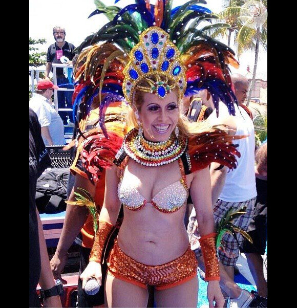A aniversariante também curte Carnaval! Olha ela aí no trio elétrico na folia de Olinda, Pernambuco, este ano