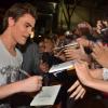 Paul Wesley, de 'The Vampire Diaries', dá autógrafo para os fãs durante evento em São Paulo