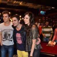 Fiuk e Sophia Abrahão posam com Paul Wesley, de 'Vampire Diaries', em evento