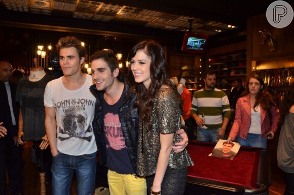 Fiuk, Sophia Abrahão posam ao lado de Paul Wesley, de 'The Vampire Diaries', em evento em São Paulo, em 20 de junho de 2013