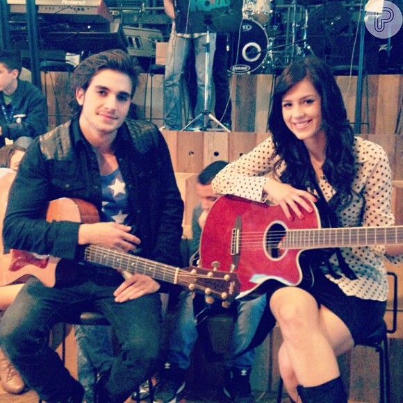 Fiuk e Sophia Abrahão posam com violão nos bastidores do 'Altas Horas'