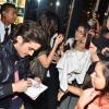Fiuk dá autógrafo para as fãs durante evento em que esteve junto com a namorada, Sophia Abrahão
