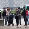 Entre os pontos turísticos visitadosna capital francesa, Gisele passeou pelo museu do Louvre
