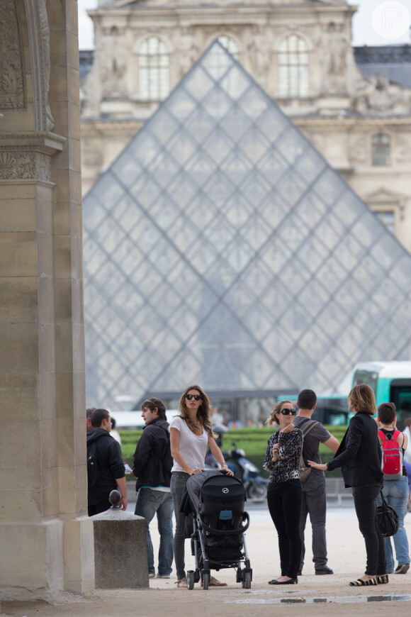 Entre os pontos turísticos visitadosna capital francesa, Gisele passeou pelo museu do Louvre