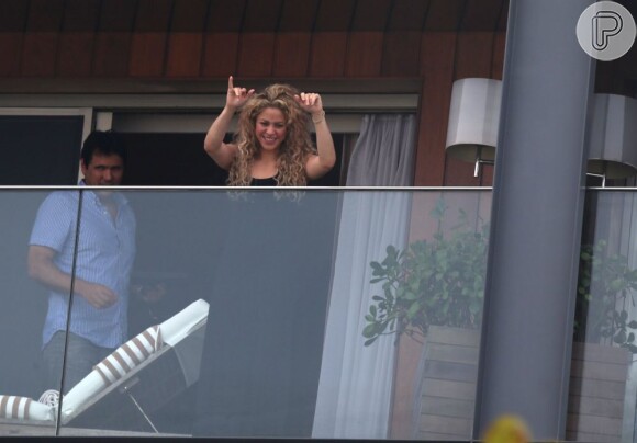 Shakira aparece na sacada do hotel e acena para fãs