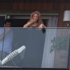 Shakira manda beijo para fãs na sacada do hotel