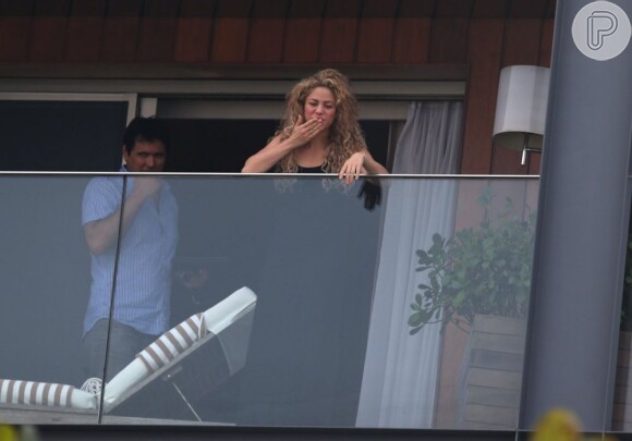 Shakira manda beijo para fãs na sacada do hotel
