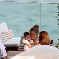 Shakira curte terraço de hotel e enche o filho, Milan, de beijos