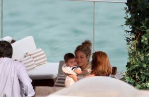 Shakira curte terraço de hotel e enche o filho, Milan, de beijos