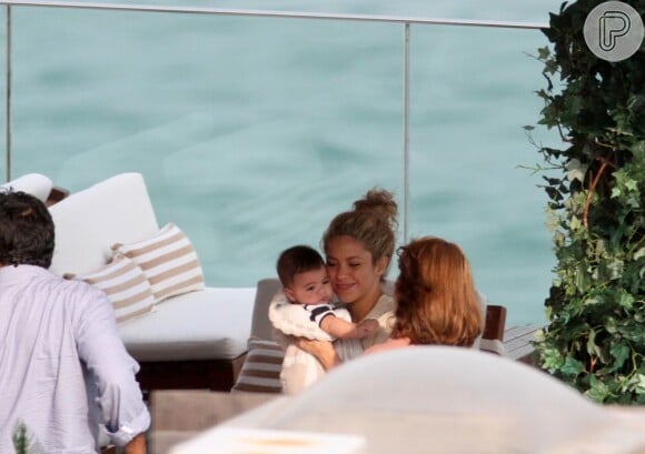 Shakira curte o terraço do hotel Fasano com o filho, Milan, em 21 de junho de 2013