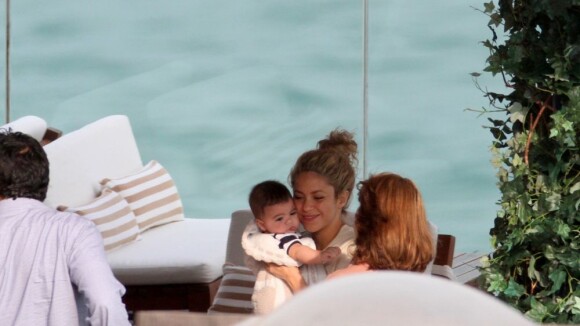 Shakira curte terraço de hotel e enche o filho, Milan, de beijos