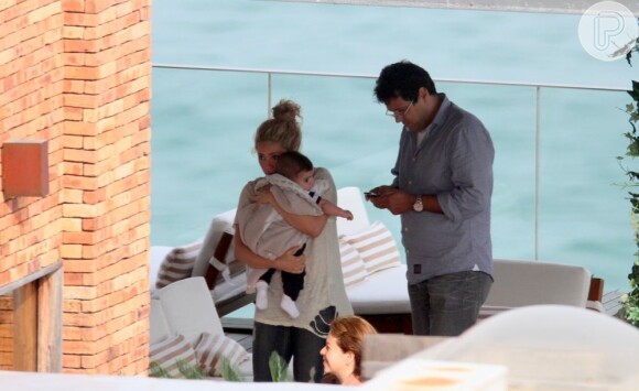 Shakira segura o filho, Milan, no colo