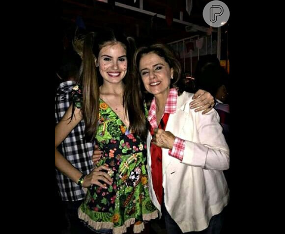 Camila Queiroz tietou Marieta Severo em festa julina com elenco da novela 'Verdades Secretas'