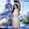 O painel colocado atrás da estátua de Kim Kardashian muda, de tempos em tempos, a paisagem para que a socialite não tire fotos sempre no mesmo lugar