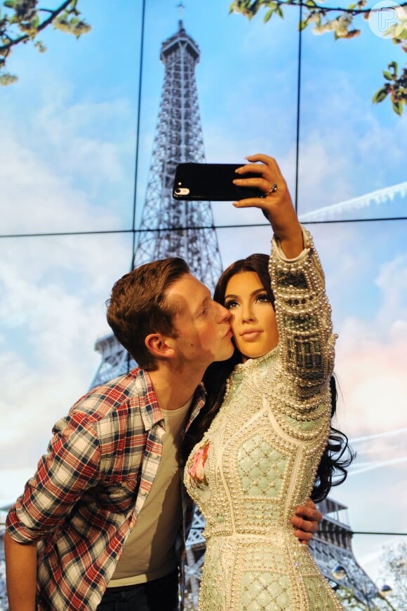 A estátua de Kim Kardashian no museu de cera Madame Tussauds já está fazendo sucesso entre o público, que não esperou muito para fotografar com a réplica da socialite